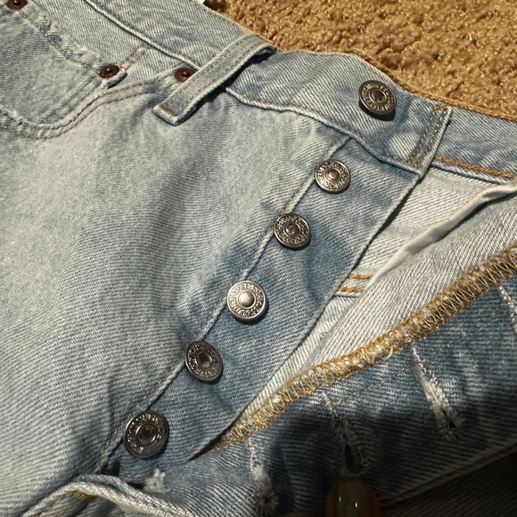 Levi’s 501 Light Wash Distressed Shorts Women’s Sz 31 - Picture 2 of 4